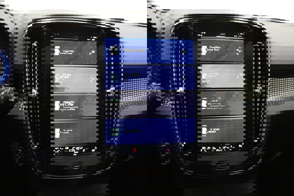 Used 2025 Volvo XC40 B5 Plus image 24