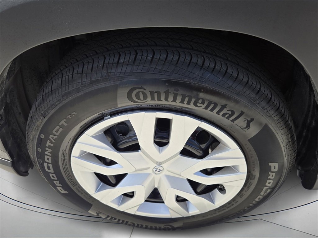 Used 2025 Toyota Corolla Cross L image 9