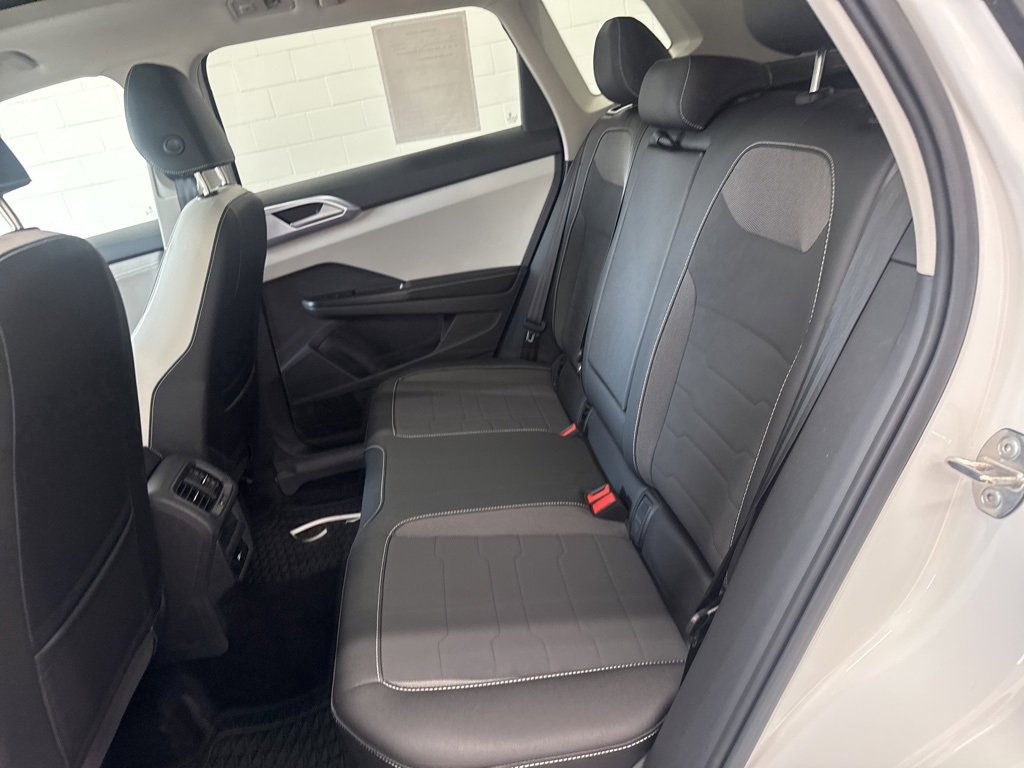 Certified 2025 Volkswagen Taos SE image 25