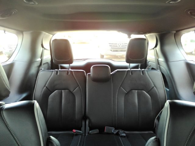 Used 2025 Chrysler Pacifica Limited FWD image 39