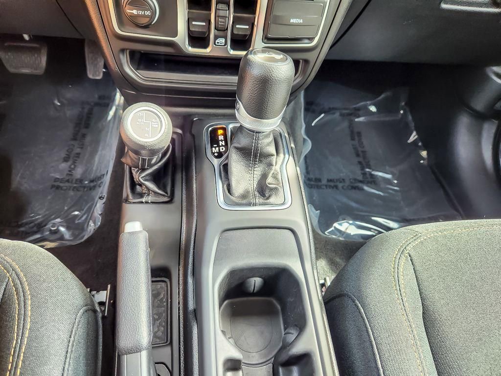 Used 2025 Jeep Wrangler Unlimited Sahara AWD/4WD image 17