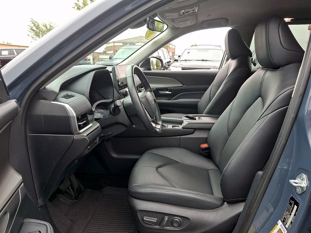 Used 2024 Toyota Grand Highlander AWD image 13