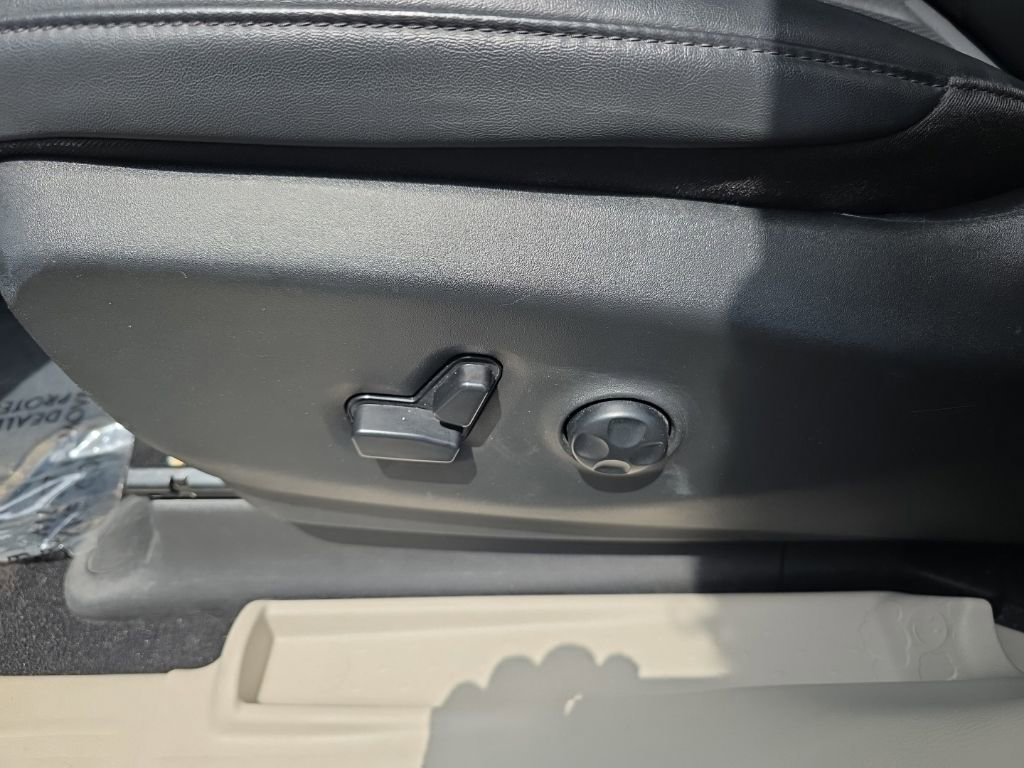 Used 2024 Chrysler Pacifica Touring-L FWD image 11
