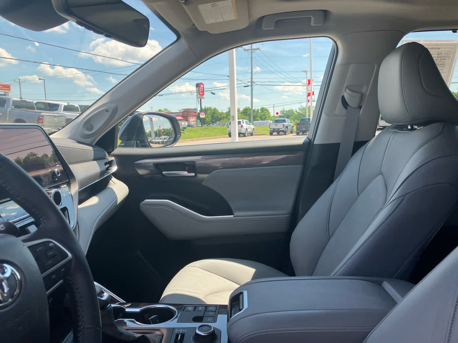 Certified 2025 Toyota Highlander Limited AWD/4WD image 11