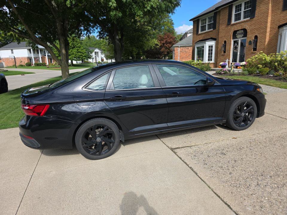Used 2025 Volkswagen Jetta SE w/ Sunroof Package FWD image 5