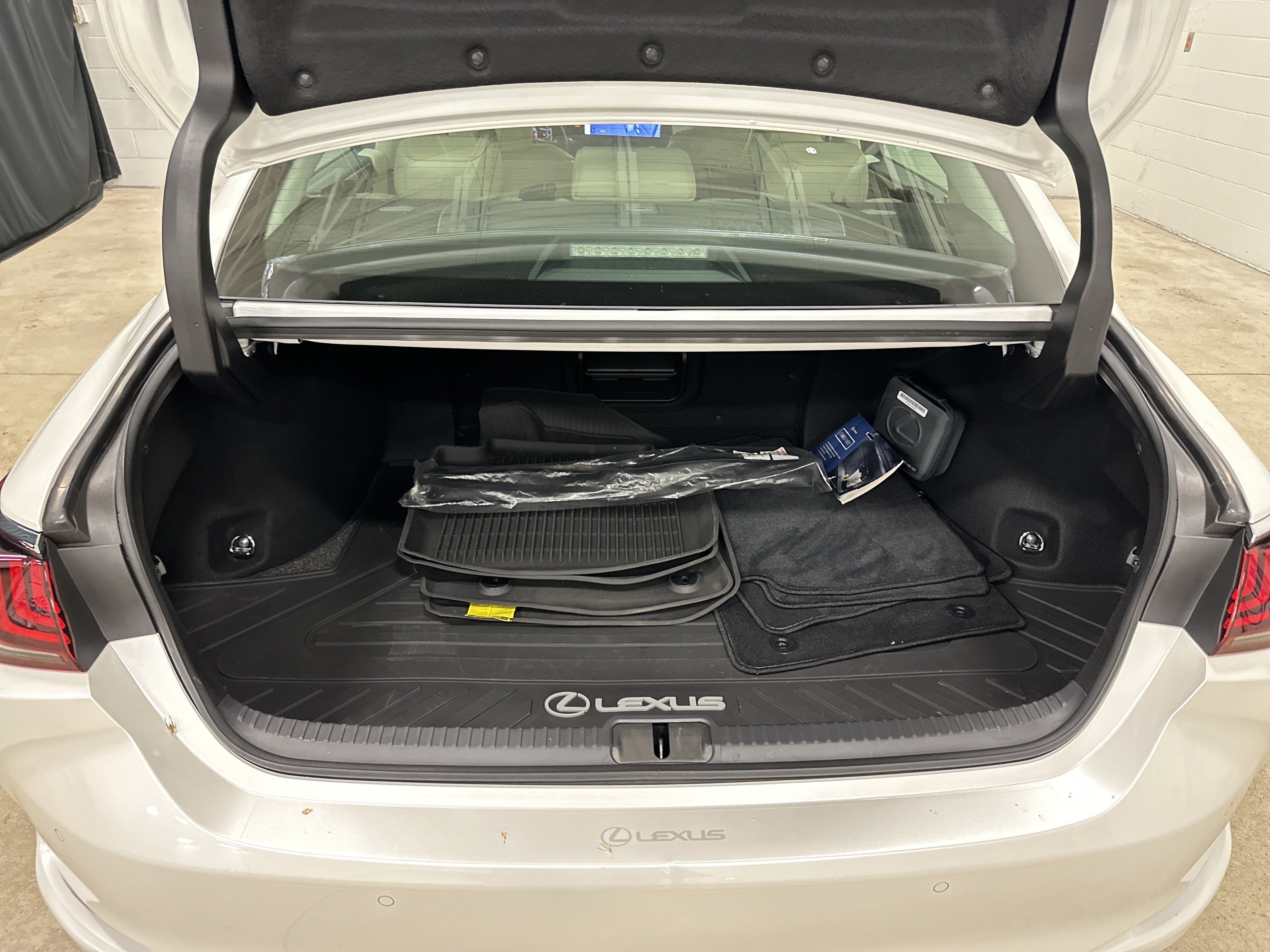 Used 2023 Lexus ES 350 w/ Accessory Package (Z2) FWD image 32