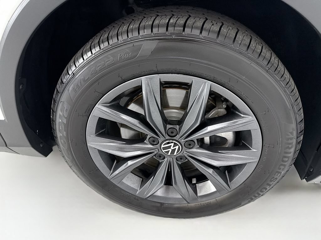 Used 2023 Volkswagen Tiguan SE w/ Panoramic Sunroof Package FWD image 31