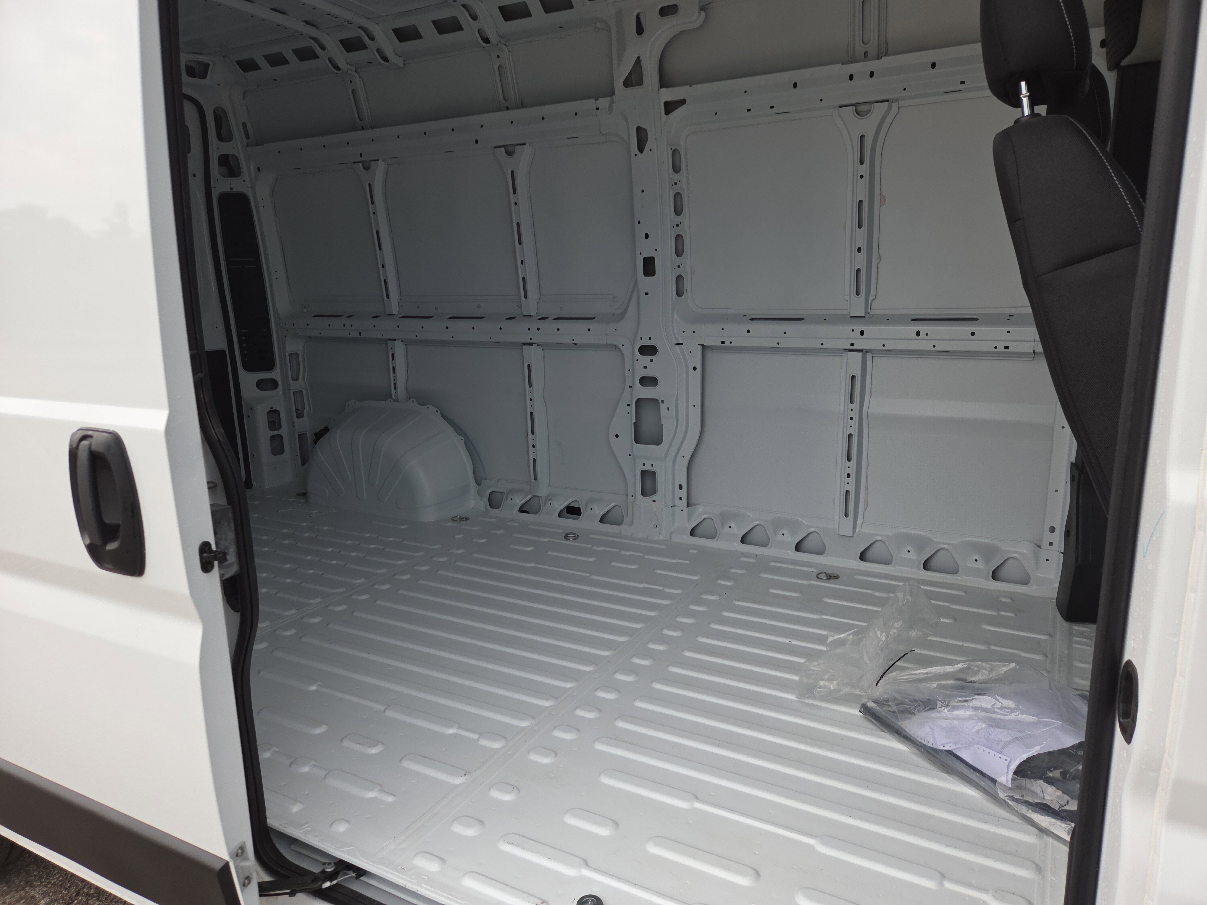 Used 2025 RAM ProMaster 2500 w/ Storage Group image 9
