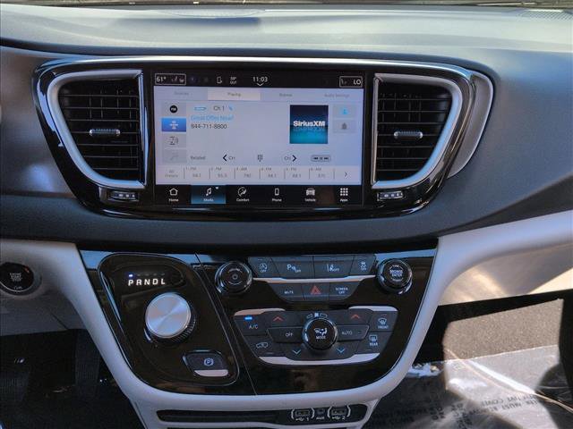 Used 2024 Chrysler Pacifica Touring-L image 14