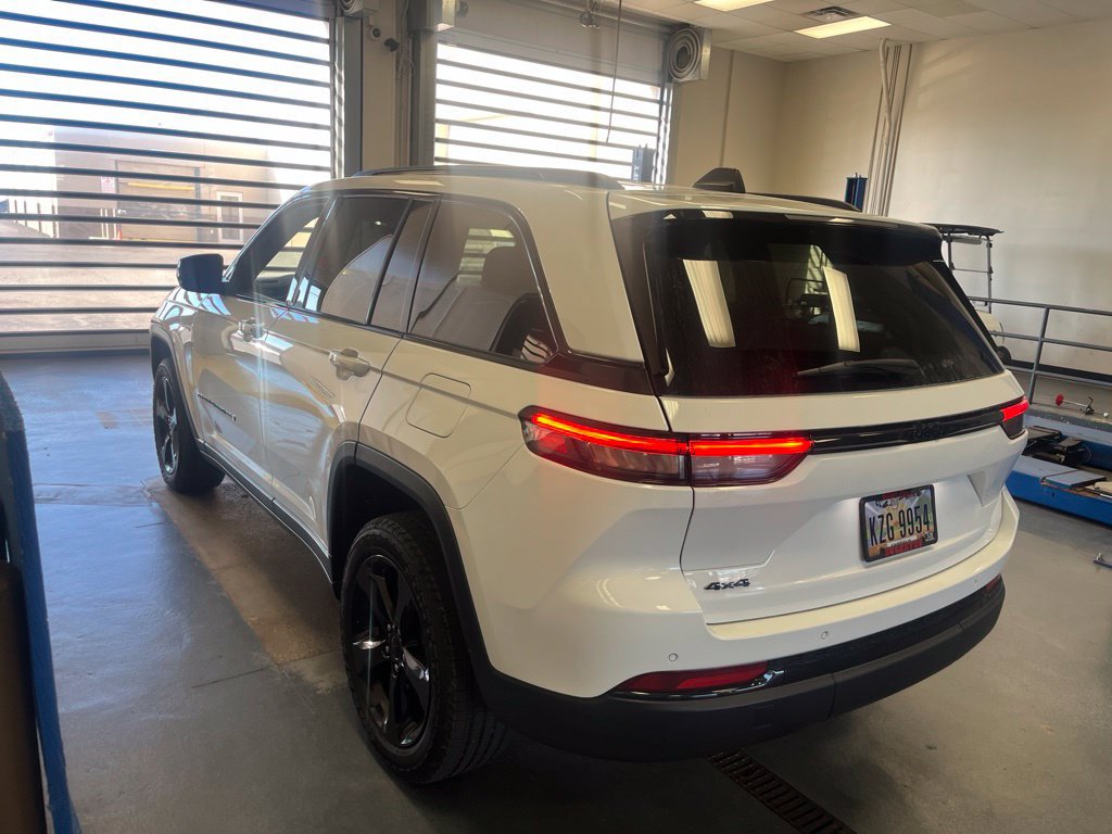 Used 2024 Jeep Grand Cherokee Altitude AWD/4WD image 6