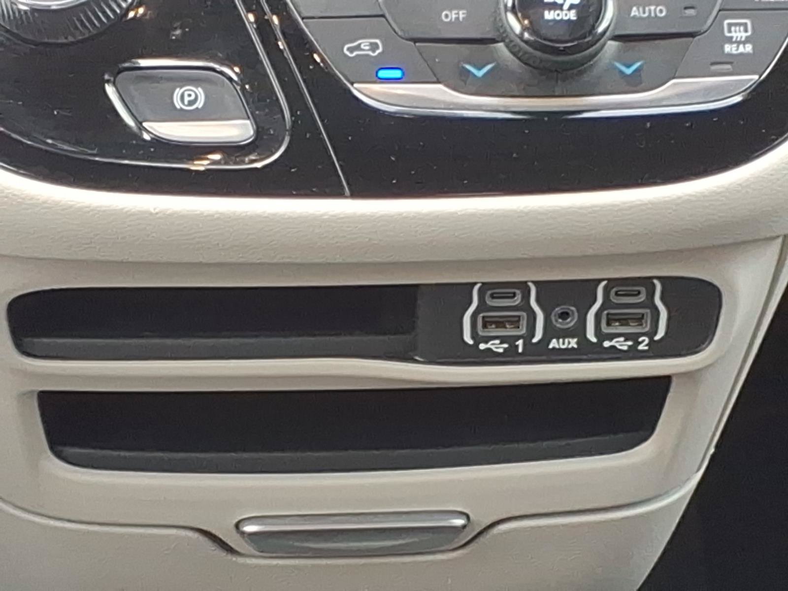 Used 2024 Chrysler Pacifica Touring-L FWD image 15