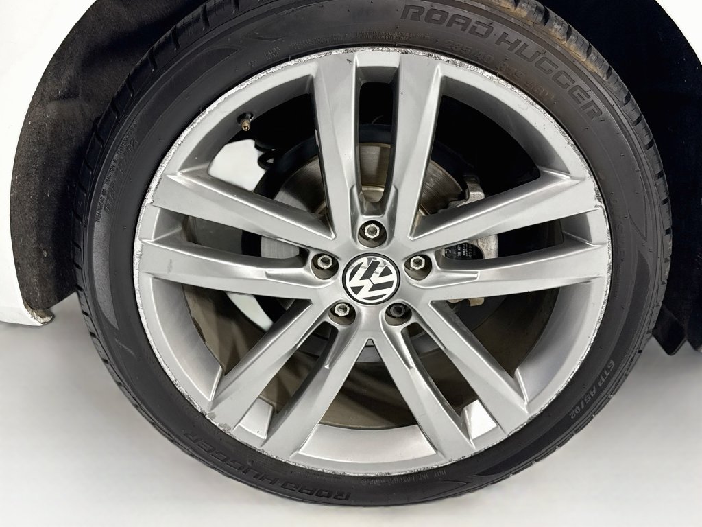 Used 2018 Volkswagen Passat 2.0T R-Line w/ R-Line Lighting Package FWD image 33