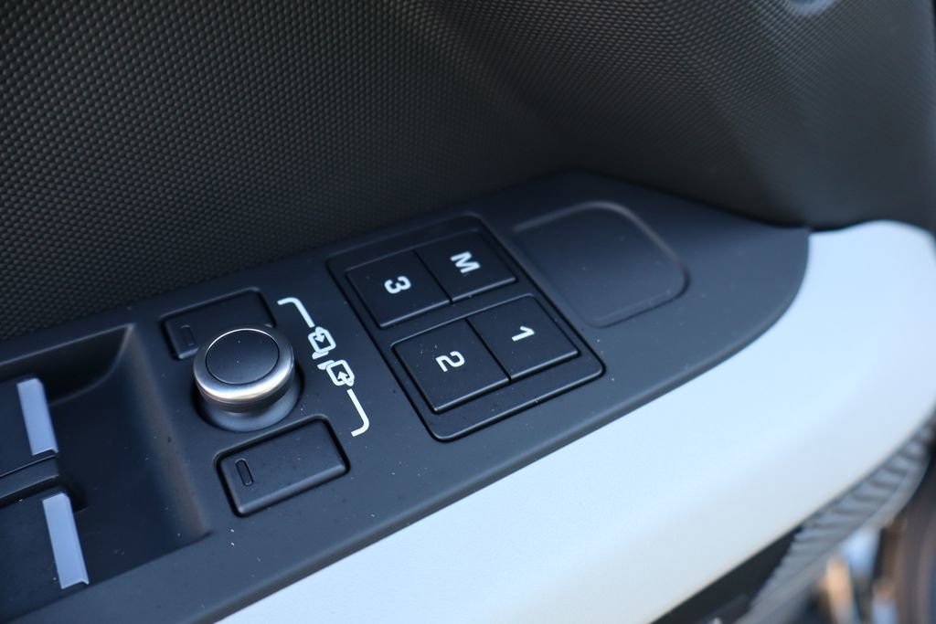 Used 2023 Land Rover Defender 90 X-Dynamic SE image 10