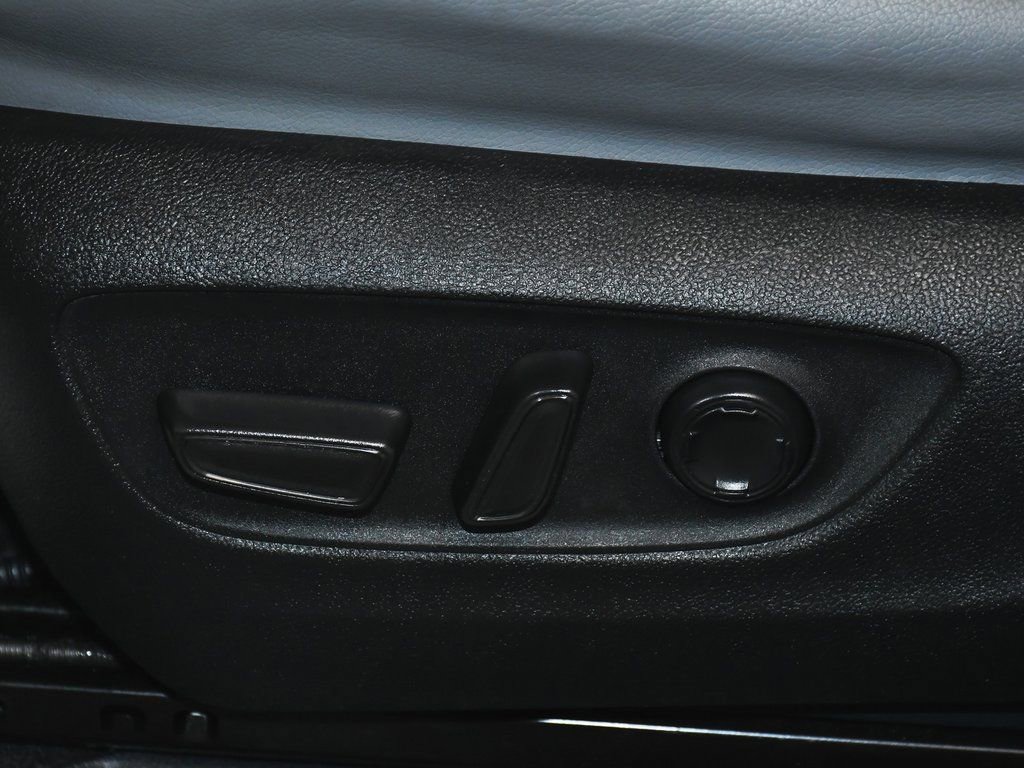 Used 2023 Toyota Sienna Limited image 45