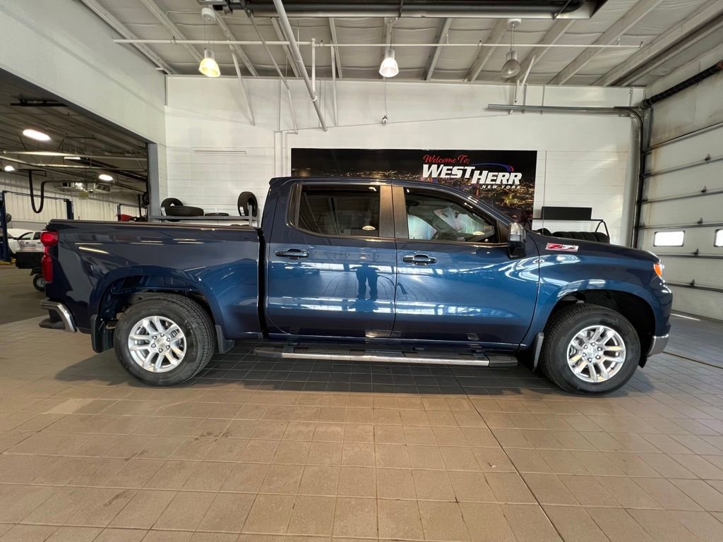 Used 2022 Chevrolet Silverado 1500 LT w/ Z71 Off-Road Package AWD/4WD image 10