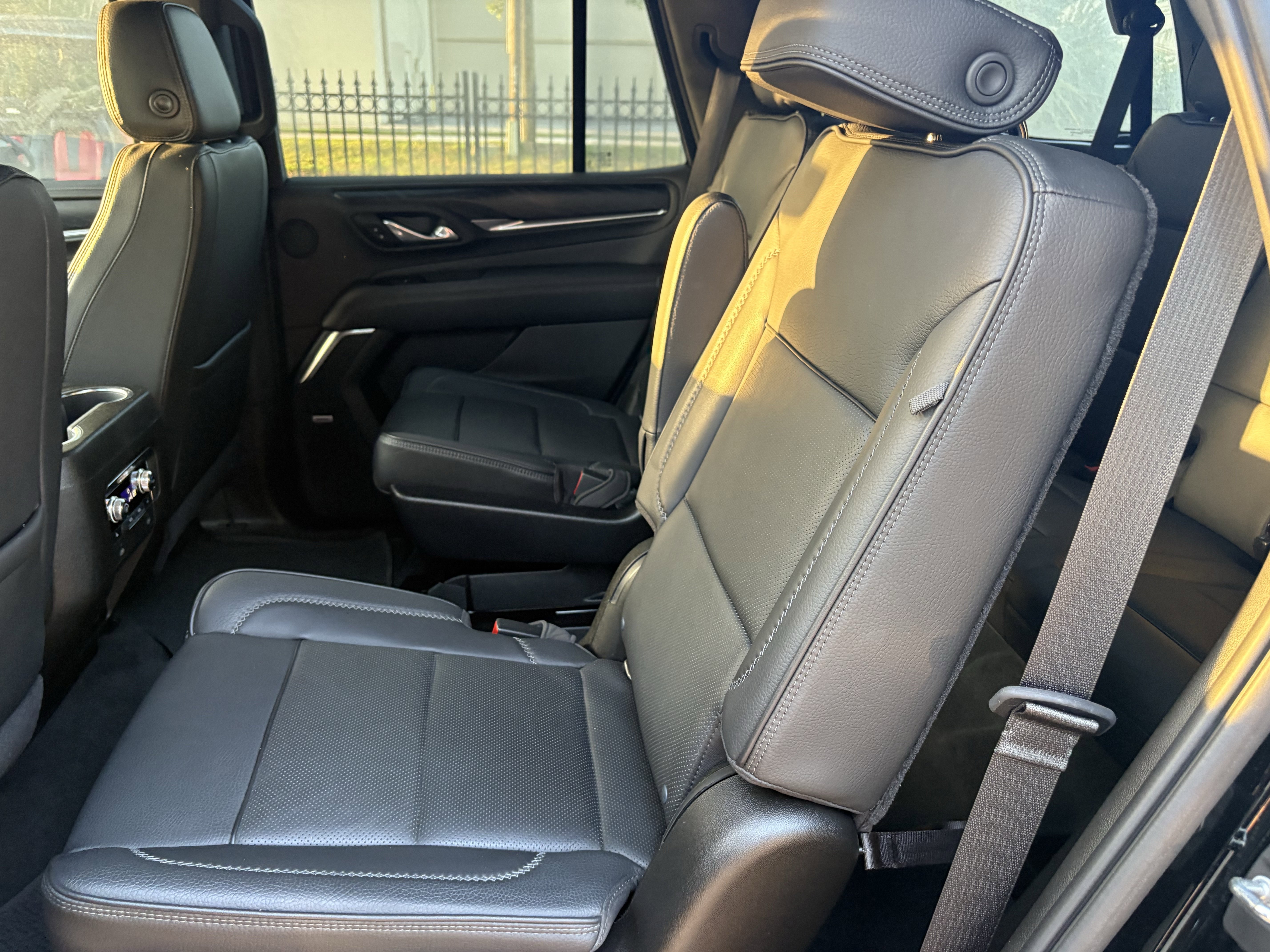 Used 2021 GMC Yukon Denali w/ Denali Premium Package image 9