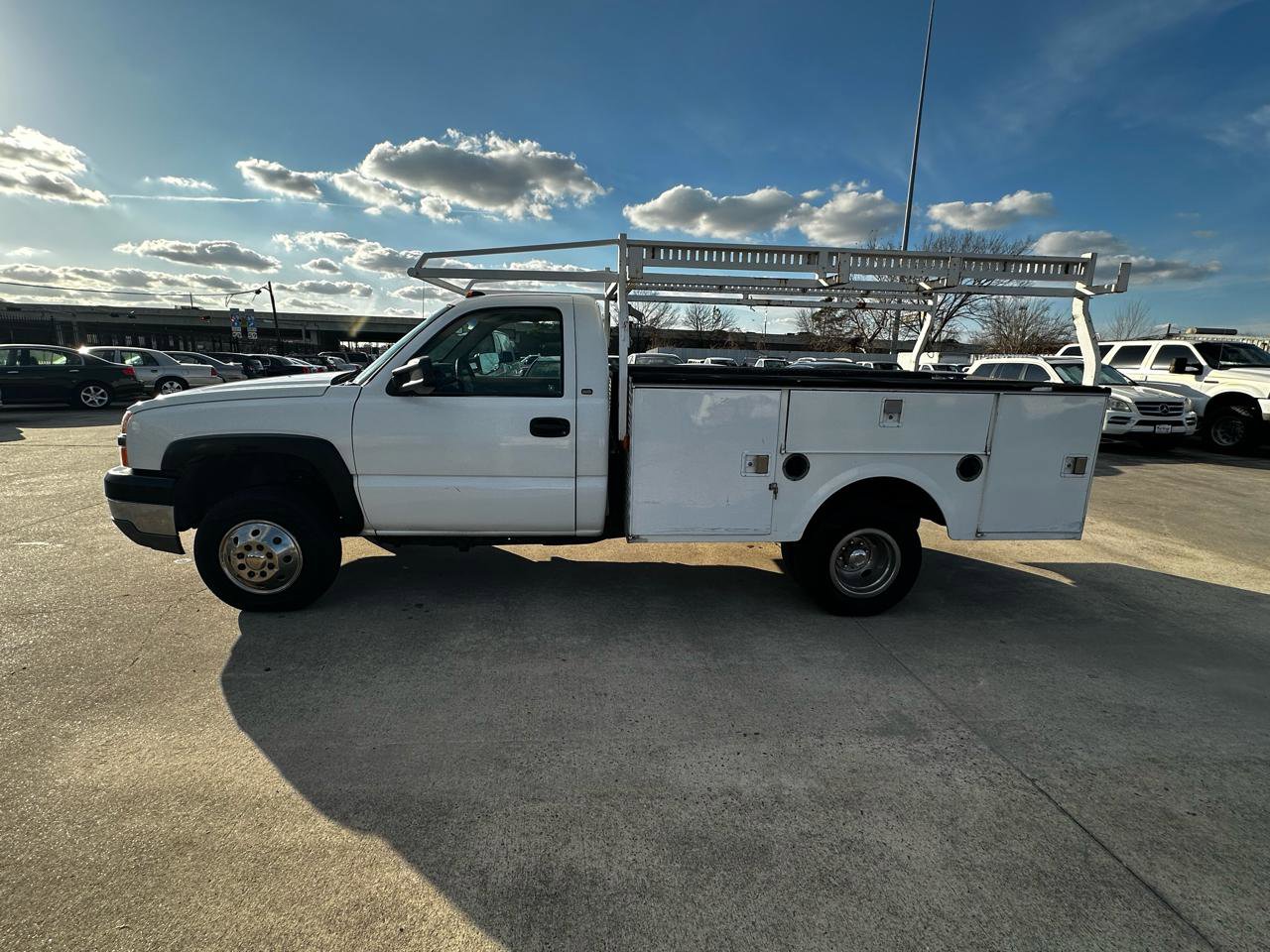 Used 2003 Chevrolet Silverado 3500 2WD Regular Cab image 2