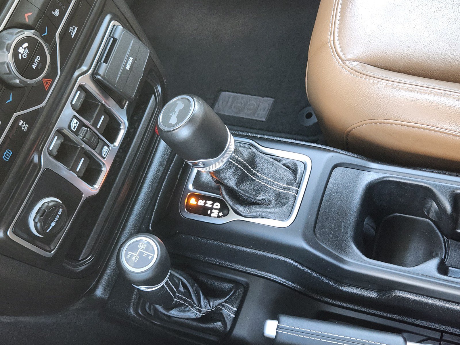 Used 2021 Jeep Wrangler Unlimited Sahara w/ Cold Weather Group AWD/4WD image 15