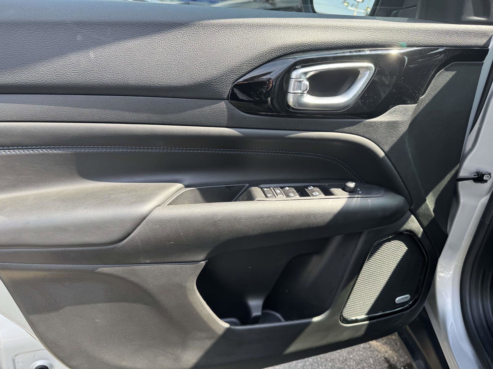 Used 2025 Jeep Compass Limited w/ Sun & Sound Group AWD/4WD image 16