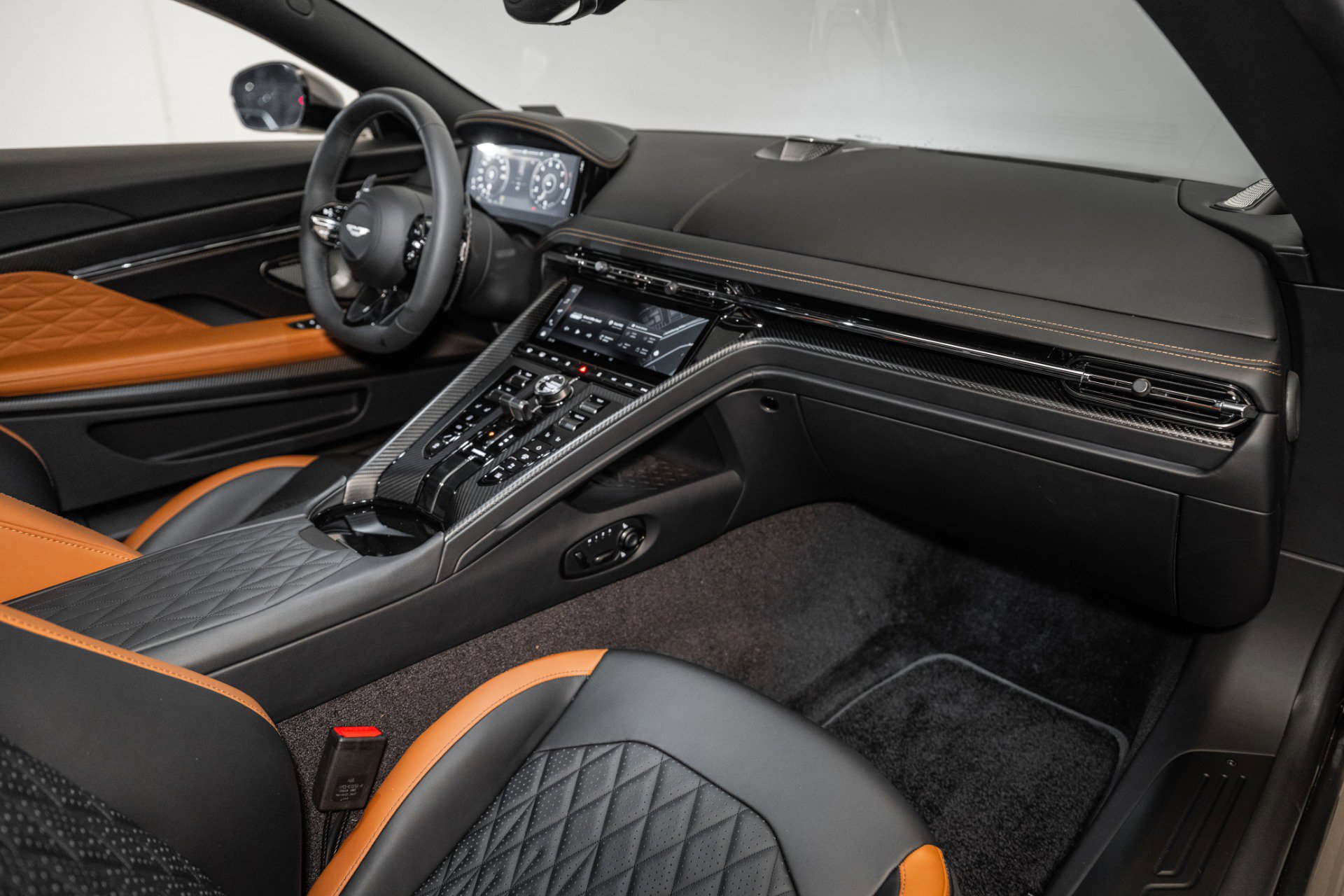 Used 2025 Aston Martin DB12 Coupe image 16