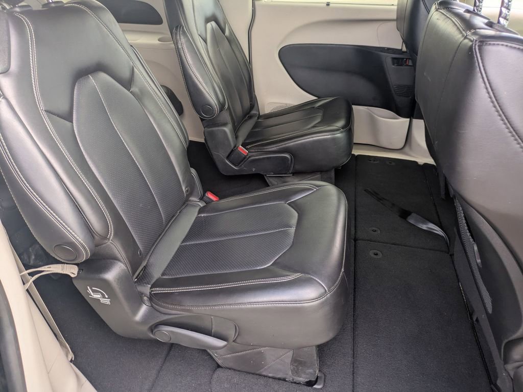 Used 2023 Chrysler Pacifica Touring-L image 30