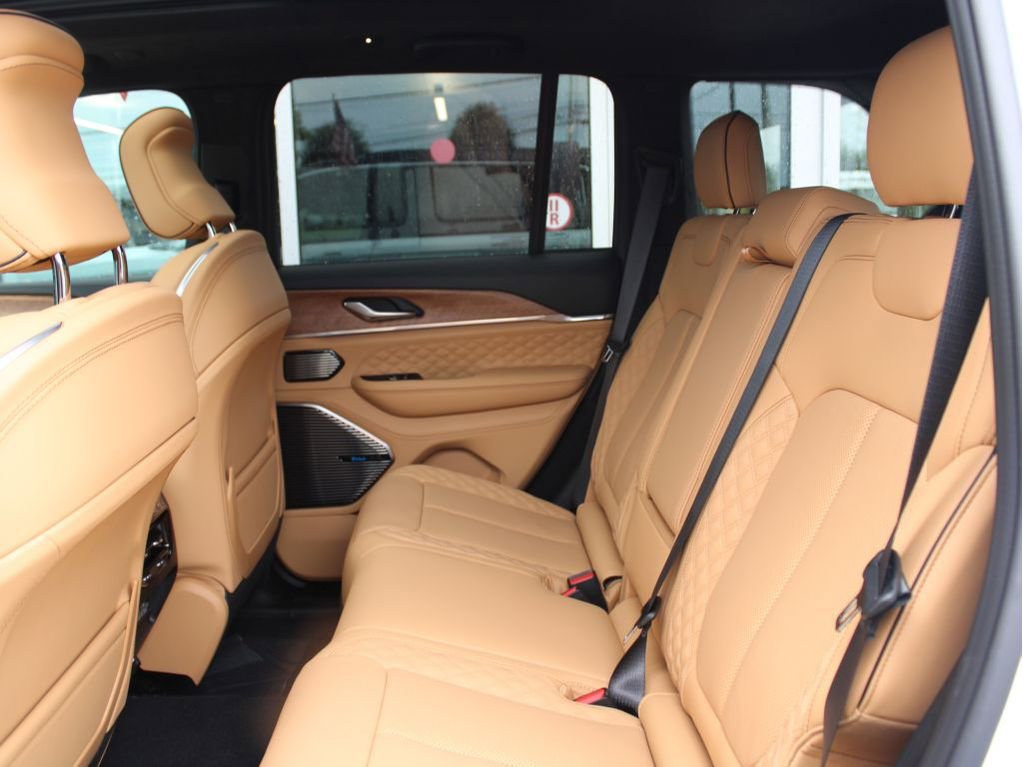New 2025 Jeep Grand Cherokee Summit image 24