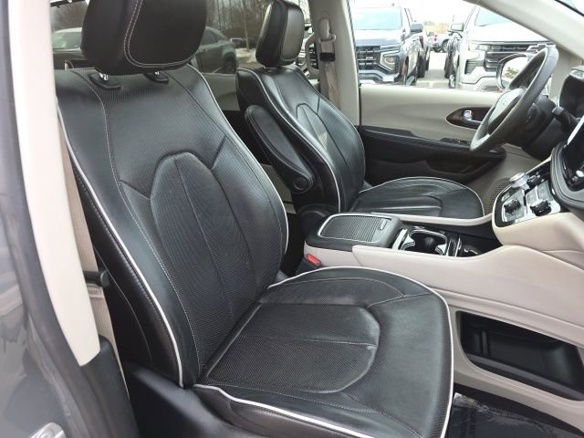 Used 2023 Chrysler Pacifica Limited FWD image 10