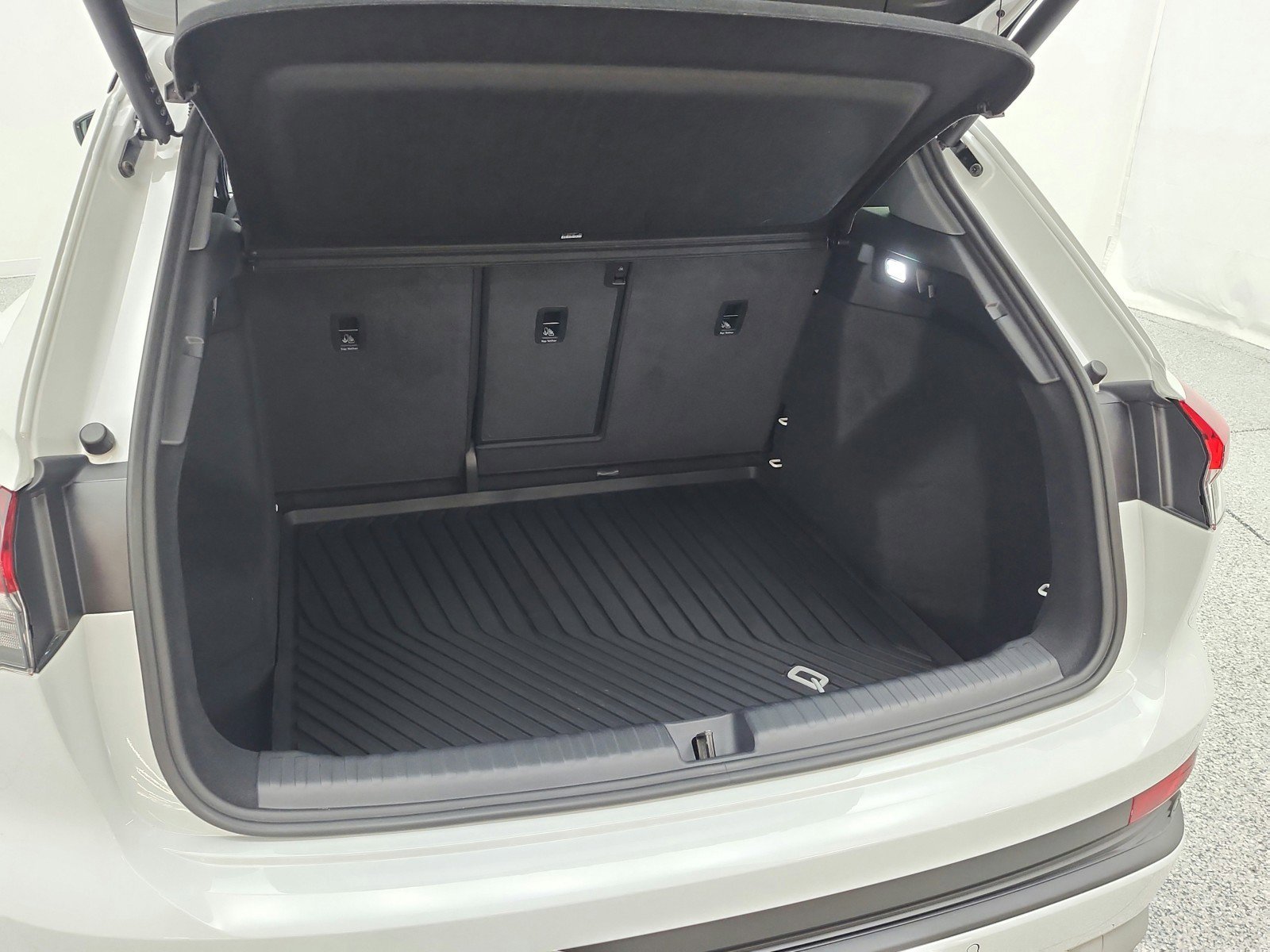 Used 2025 Audi Q4 e-tron Premium w/ Convenience Package image 21