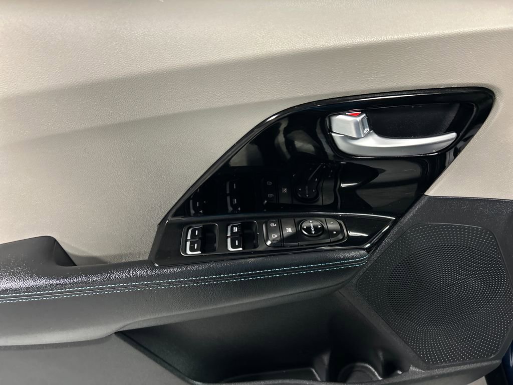 Used 2022 Kia Niro LXS image 12
