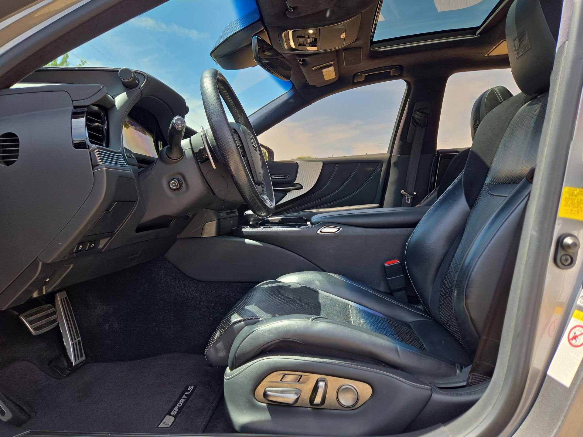 Used 2019 Lexus LS 500 F Sport w/ Accessory Package (Z2) RWD image 16