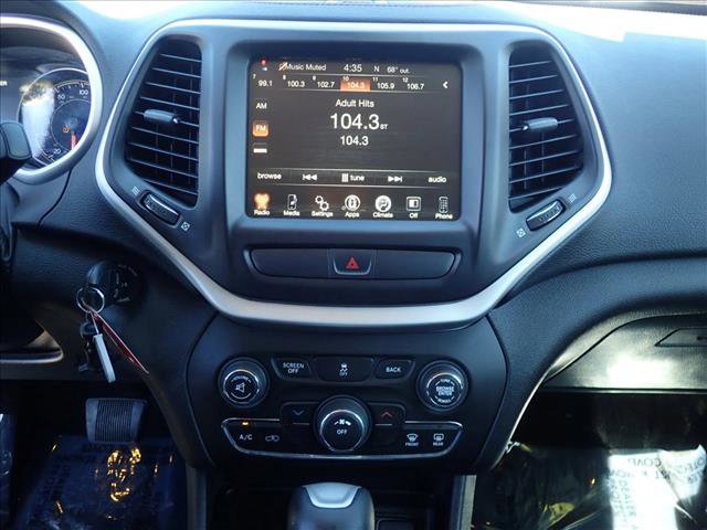 Used 2017 Jeep Cherokee Trailhawk AWD/4WD image 15