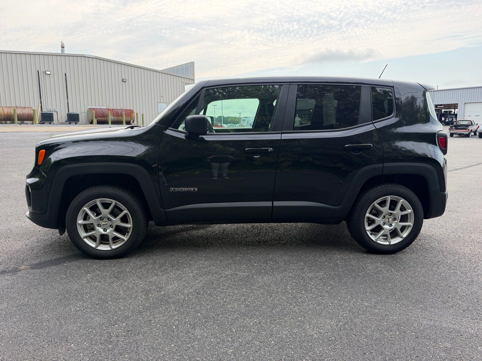 Used 2023 Jeep Renegade Latitude AWD/4WD image 10