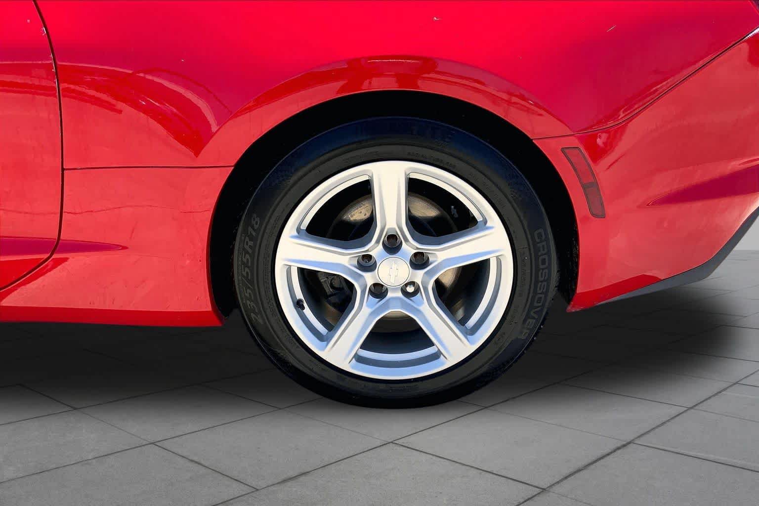 Used 2020 Chevrolet Camaro LT RWD image 9