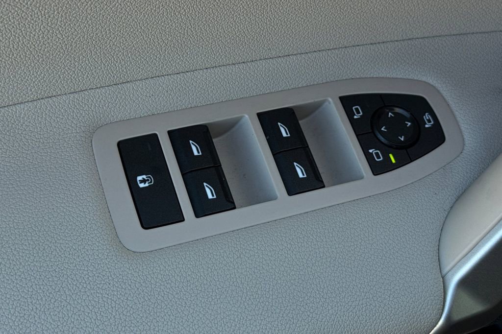 Used 2023 BMW iX xDrive50 image 11