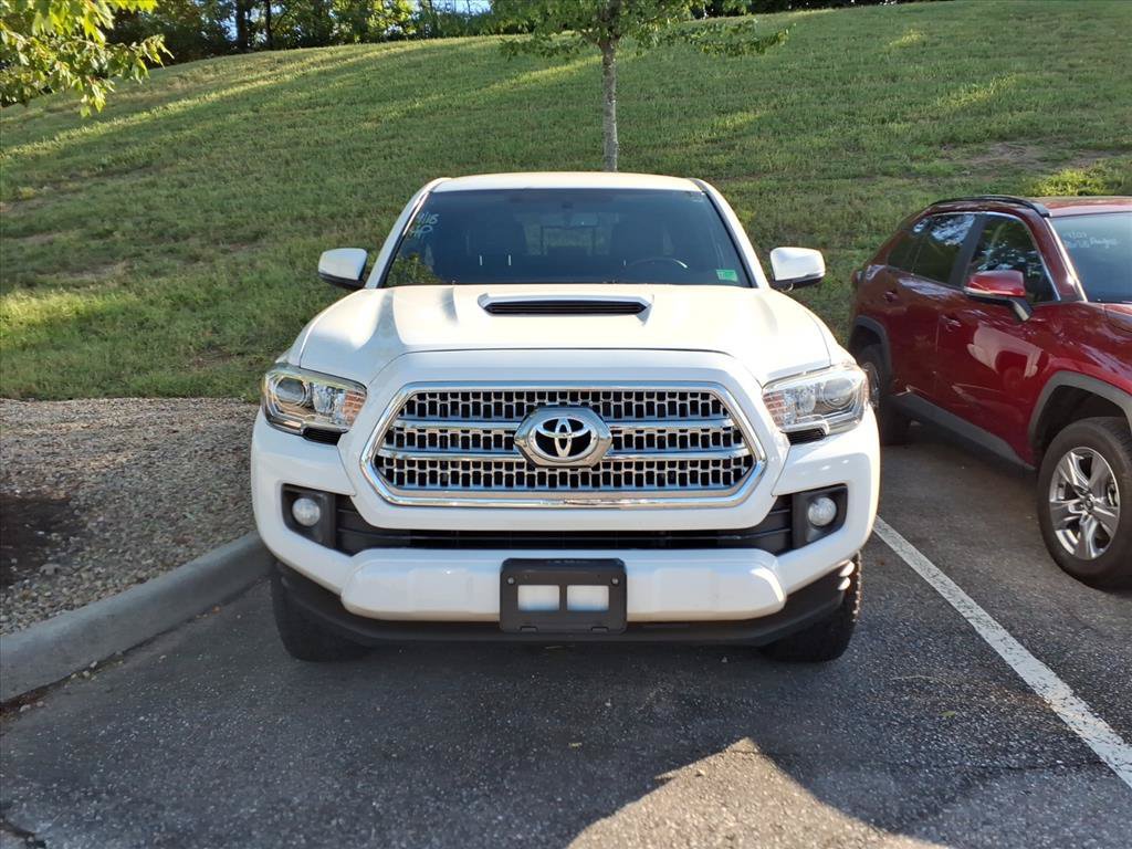 Used 2017 Toyota Tacoma TRD Sport w/ Tow Package (A/T) AWD/4WD image 7