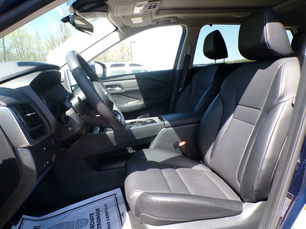 Used 2024 Nissan Rogue SV w/ SV Premium Package image 17