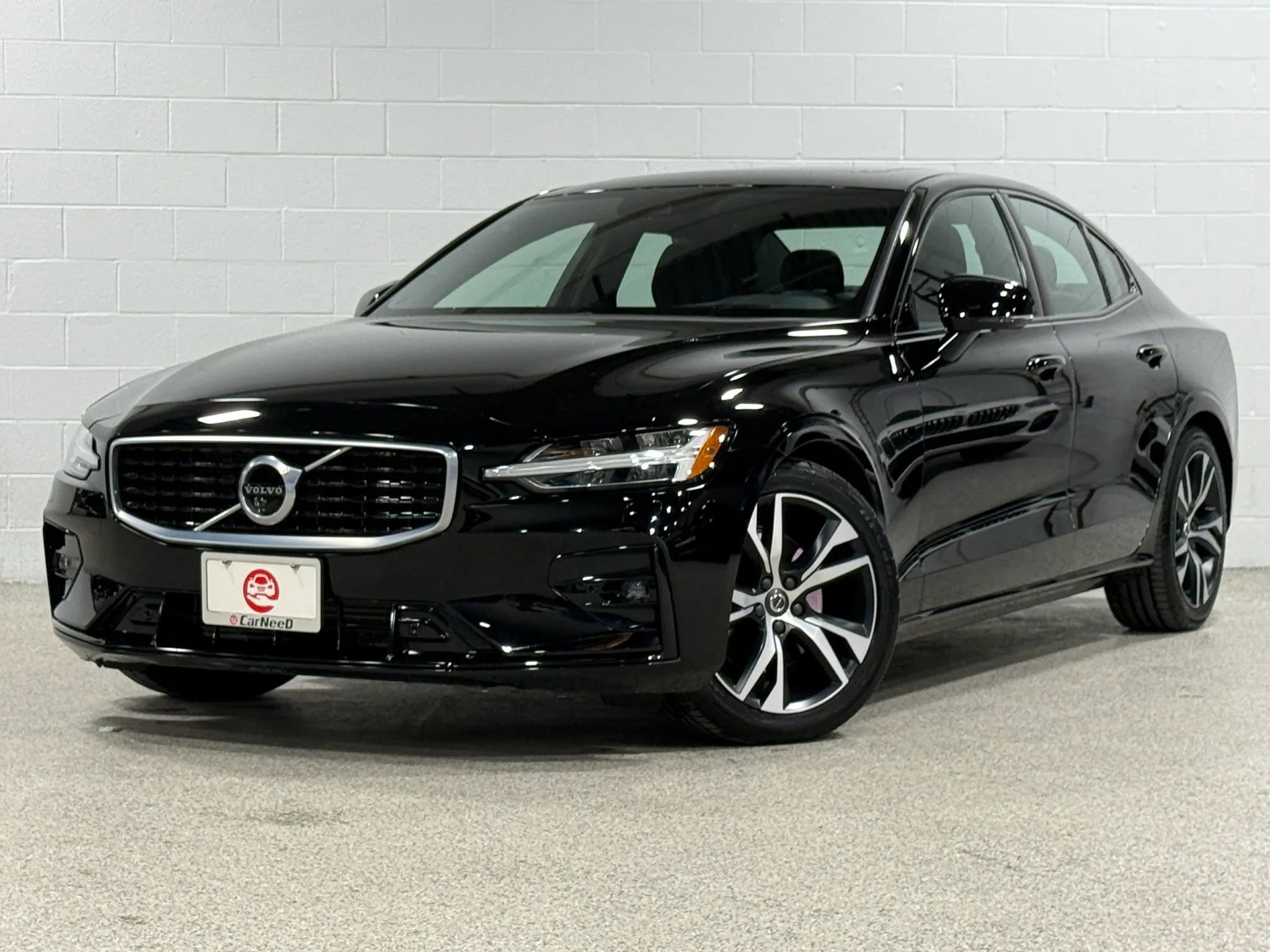 Used 2019 Volvo S60 T5 R-Design image 2
