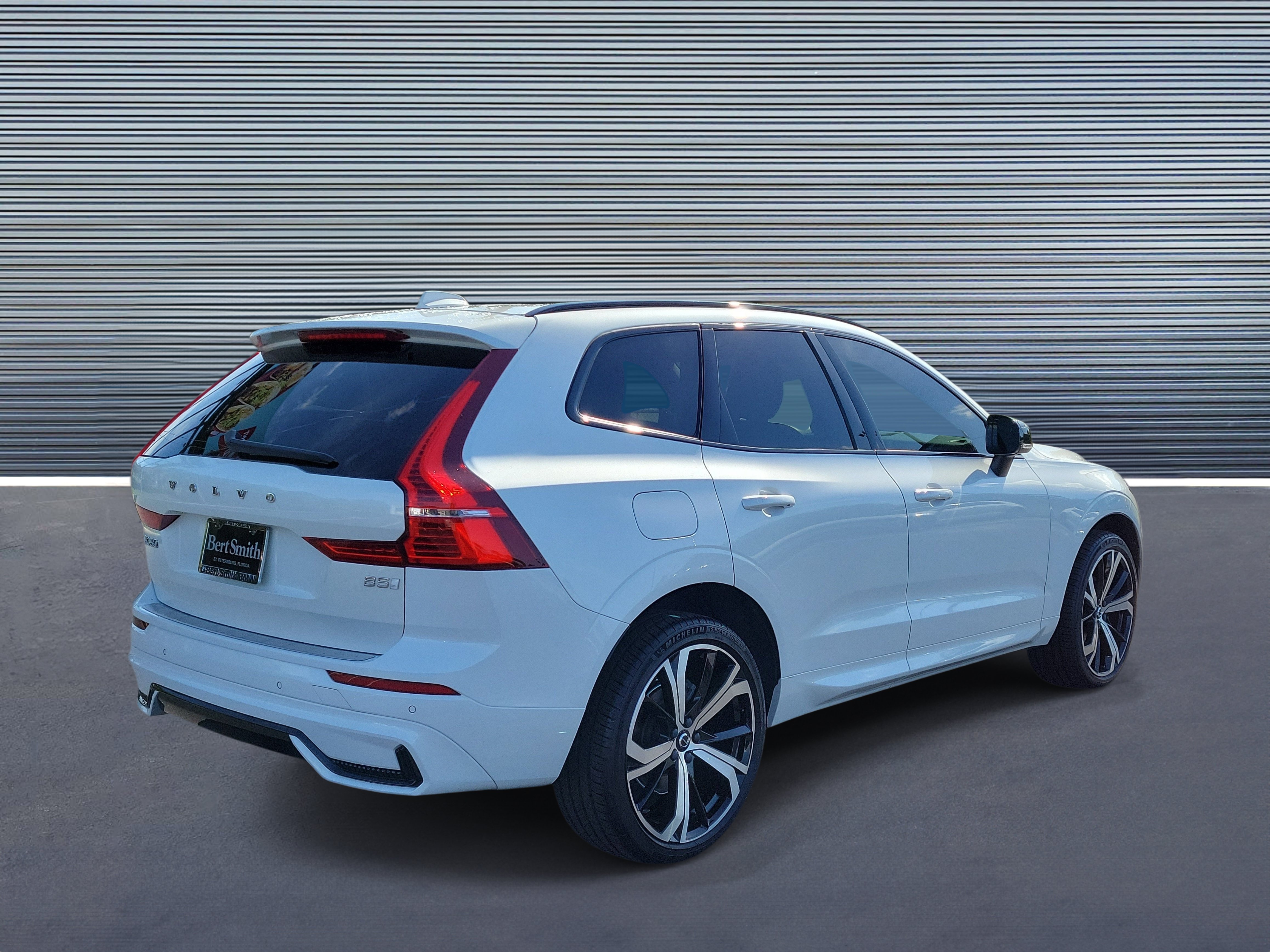 Used 2022 Volvo XC60 B5 R-Design w/ Protection Package Premier FWD image 3