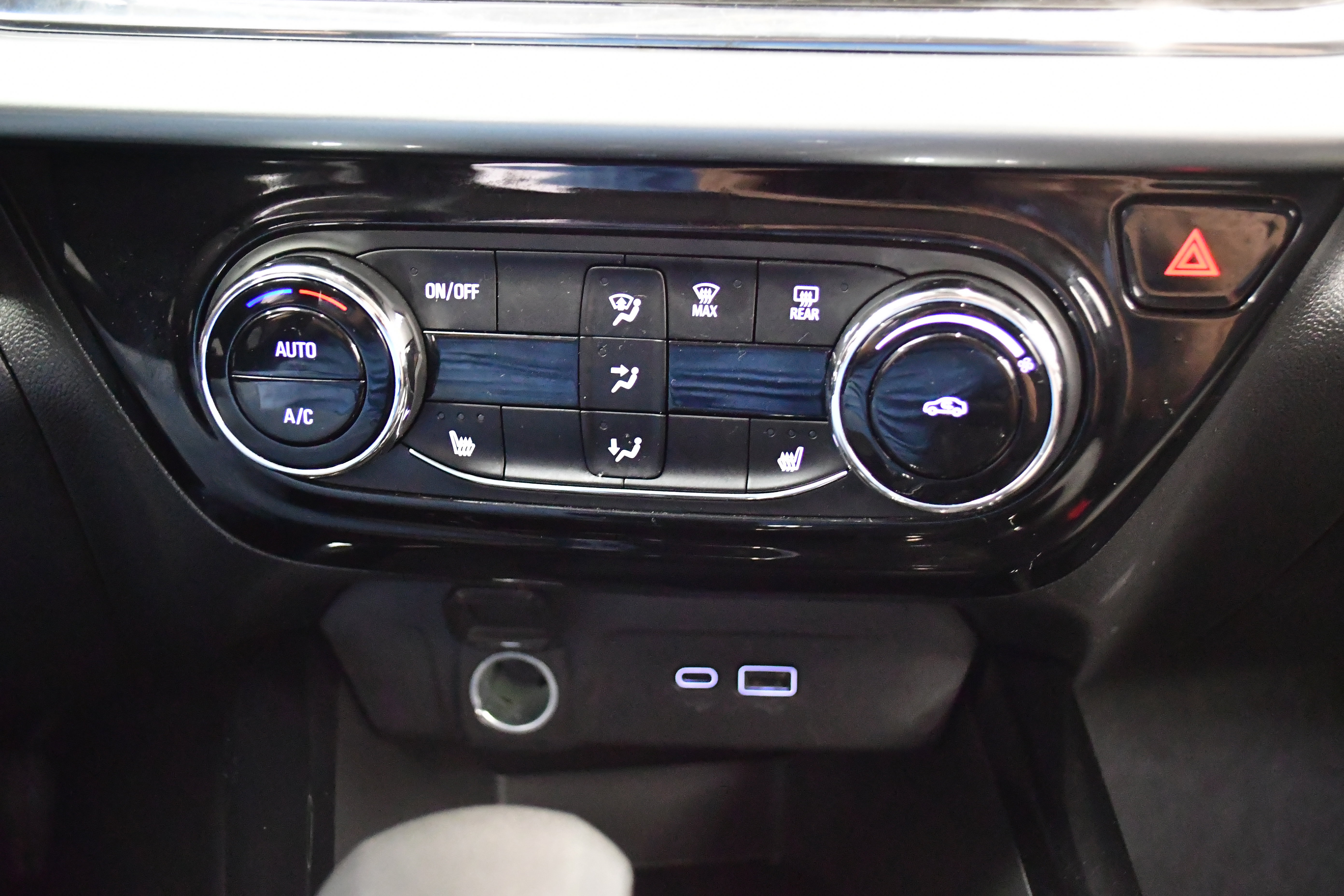 Used 2025 Chevrolet Trax LT w/ LT Convenience Package FWD image 26