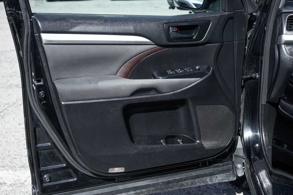 Used 2017 Toyota Highlander LE FWD image 14