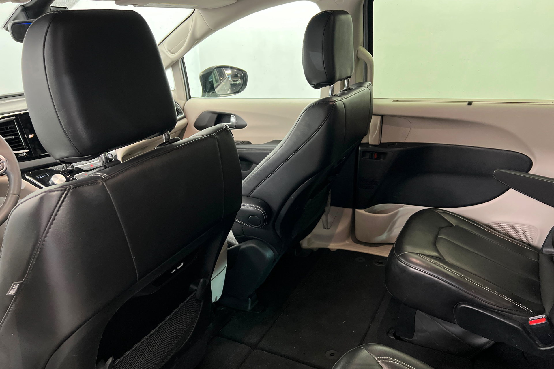 Used 2024 Chrysler Pacifica Touring-L FWD image 18
