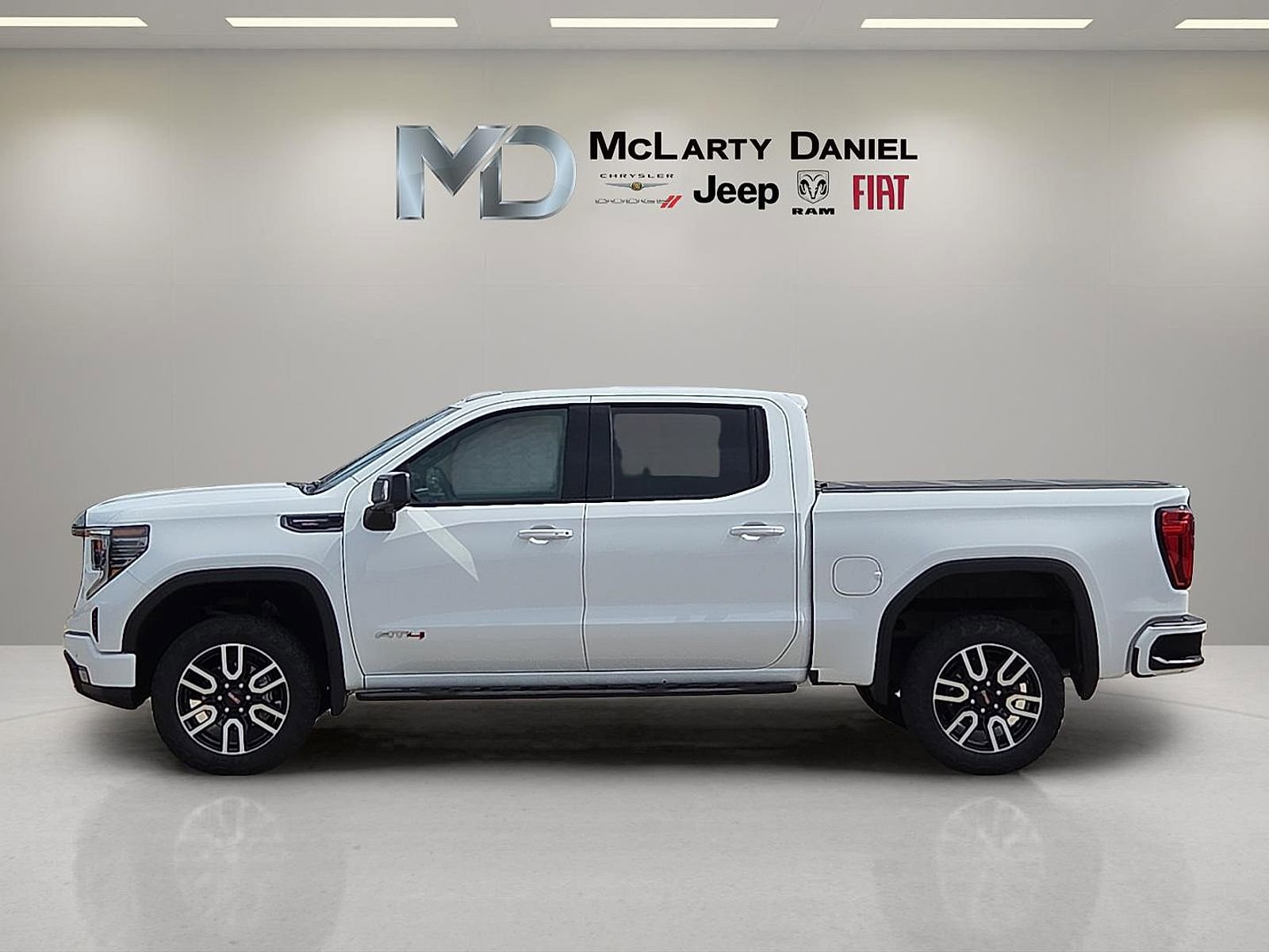 Used 2024 GMC Sierra 1500 AT4 w/ Technology Package image 3