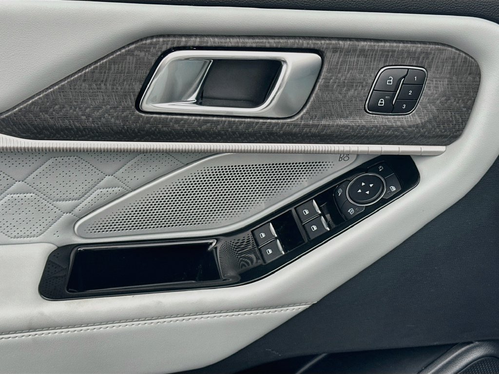 Used 2025 Ford Explorer Platinum w/ Ultimate Package AWD/4WD image 18