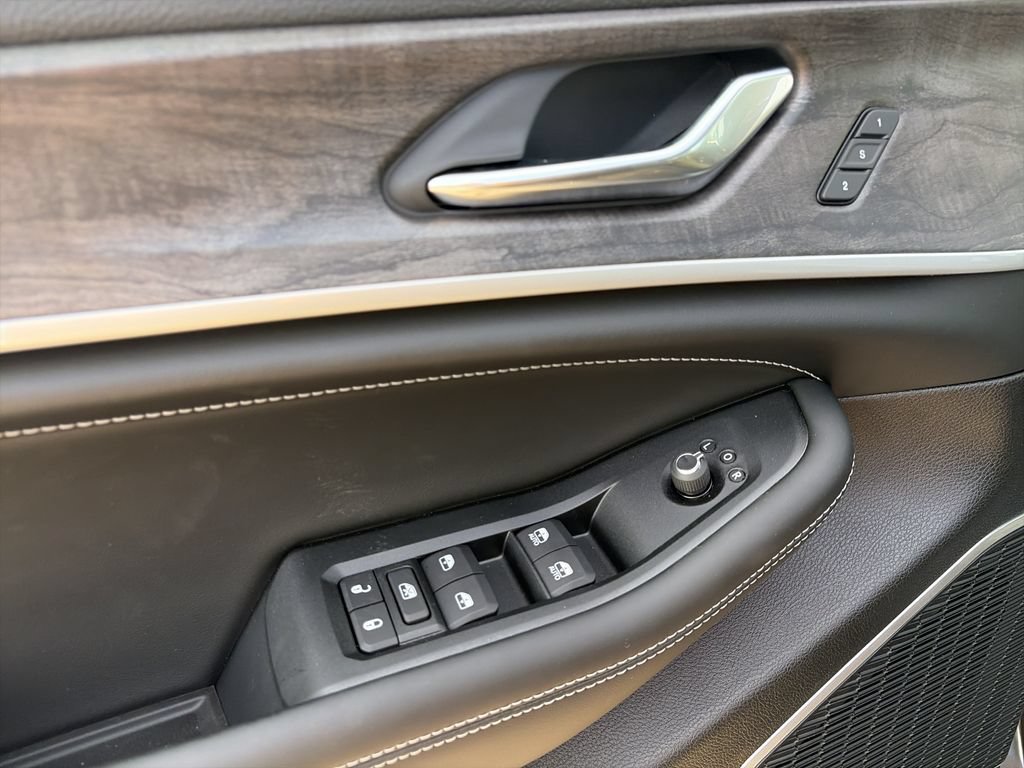 New 2026 Jeep Grand Cherokee Limited AWD/4WD image 17