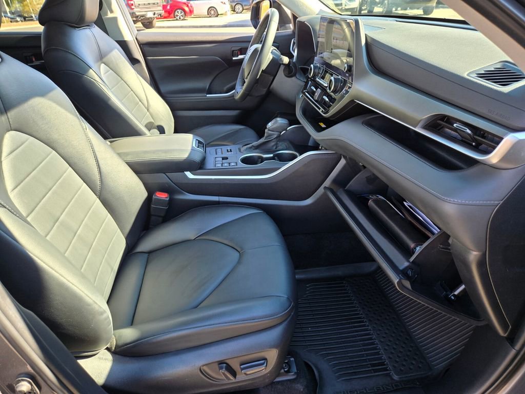 Used 2024 Toyota Highlander XLE image 21