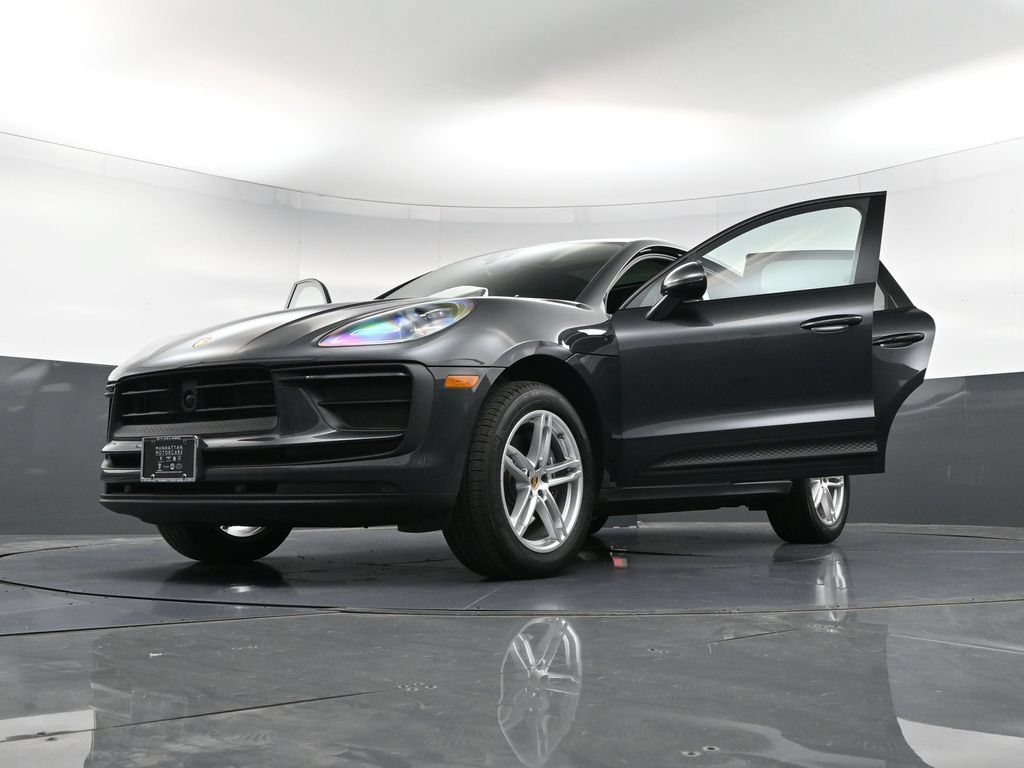 Certified 2025 Porsche Macan AWD/4WD image 39