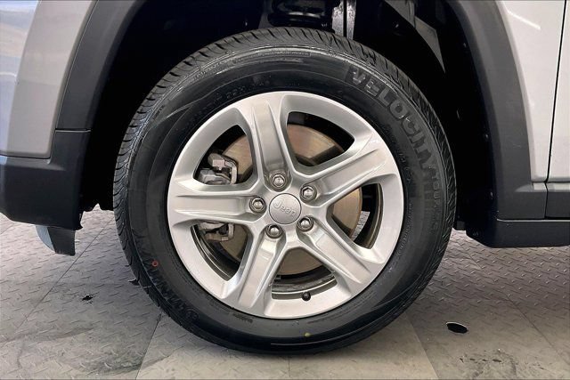 Used 2024 Jeep Compass Latitude w/ Altitude Special Edition AWD/4WD image 8