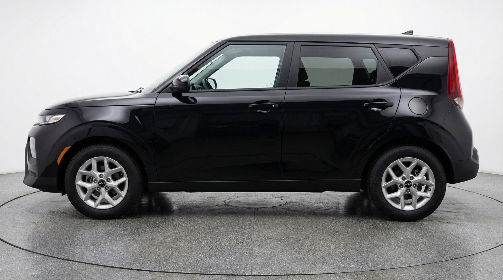 Used 2025 Kia Soul LX w/ LX Technology Package FWD image 5