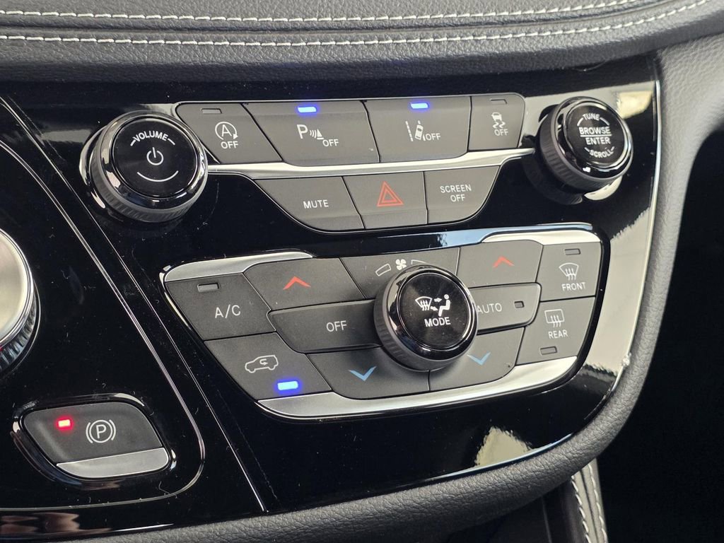 New 2026 Chrysler Pacifica Limited w/ Uconnect Theater Family Group image 35