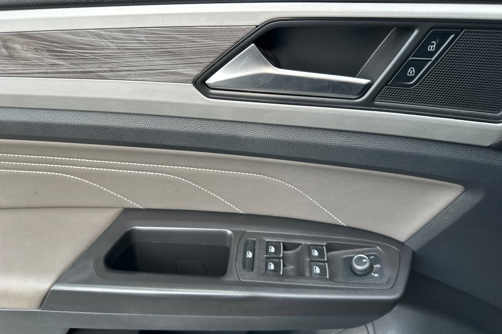 Used 2022 Volkswagen Atlas Cross Sport SE image 11